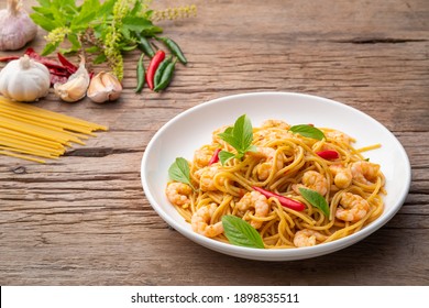 stir fried spicy spaghetti with shrimp and basil,Pad Kra Pao kung