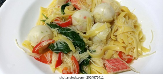 Stir-fry Beehoon and Pumpkin Noodles with fishball, crabstick, red pepper and spinach 