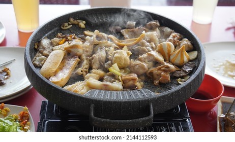 Stir-fry Mushrooms And Sirloin On A Hot And Smoky Grill