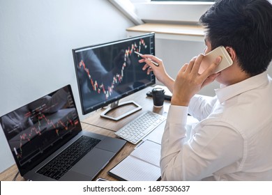 Börsenmarktkonzept, Business Investor Trading oder Börsenmakler, die eine Planung und Analyse mit Display-Screen durchführen und auf die präsentierten Daten verweisen und an einer Börse handeln.
