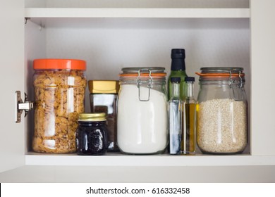 repostería de cocina con alimentos - jarras y envases de cereales, mermelada, café, azúcar, harina, aceite, vinagre, arroz