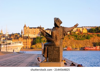 Stockholm, Sweden - June 26, 2019: Statue Of Evert Taube On Riddarholmen Island, View To Riddarfjärden, Södermalm And Stockholm City Hall