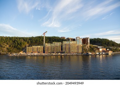 Stockholm Sweden - September 26 2021: Stockholm Archipelago. Building An Apartment House On Granite Cliffs. Green Forest Around, Baltic Sea Water In Front. Blue Clear Sky.