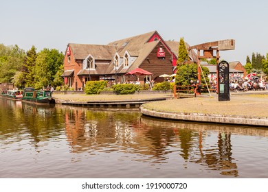 Stoke On Trent, England, UK - Saturday 4th June 2016: People enjoying a summers day at the Toby Inn  carvery  by the Trent canal side. Etruria, Stoke on Trent, Staffordshire England.