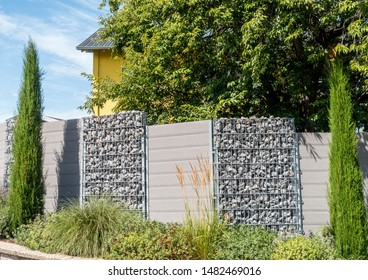 Stone baskets and grids as privacy protection for the garden