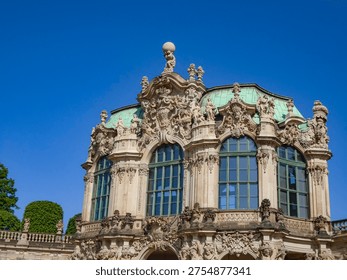 Stone carving process for the creation of statues and allegorical figures in the Zwinger Palace