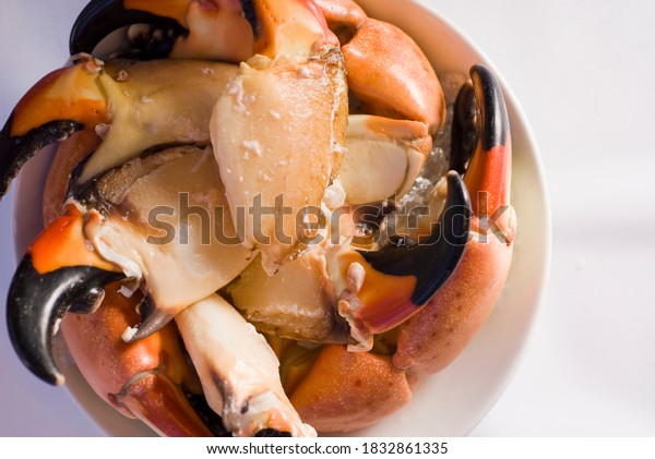Stone crab claws.\
Colossal Crab claws served with lemons, spicy rémoulade sauce on\
top of a mixed green salad. Classic American restaurant or\
steakhouse appetizer or\
entree.