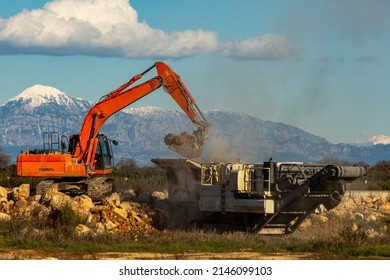 Stone filled crusher with stone crusher and bucket