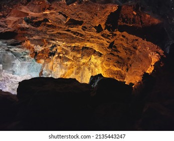 die Steinformationen in einer riesigen Höhle