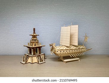 The Stone Pagoda In The Precincts Of Bulguksa Temple Is A Turtle-shaped Combat Ship During The Japanese Invasion Of Korea In 1592. These Two Were Made Into Wooden Models And Placed And Photographed.