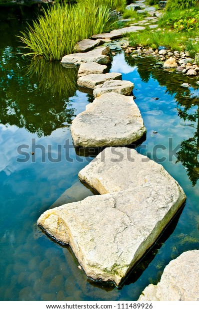 Stone Path Water Garden 스톡 사진 111489926 