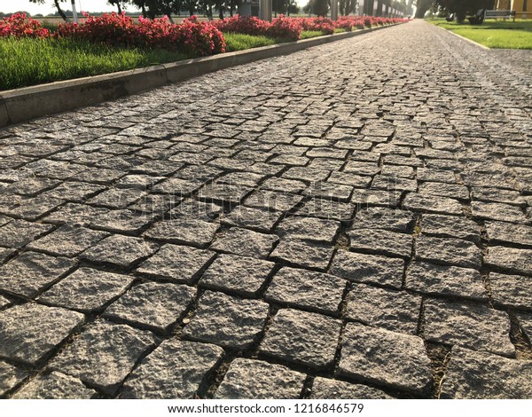 石の舗装 石の舗装のテクスチャー 花崗岩の石畳の舗装背景 石畳の舗装の接写の抽象的な背景 の写真素材 今すぐ編集 1216846579