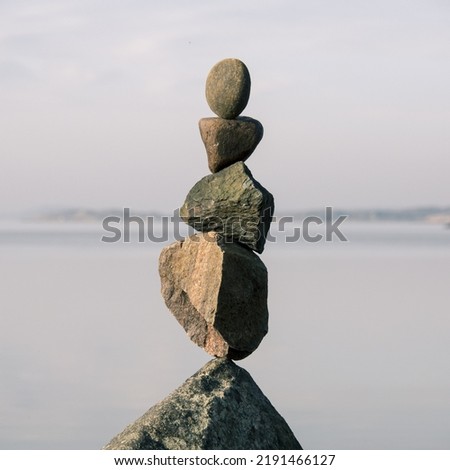 Stone stack balancing by gravity