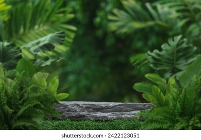 Piso de podio de mesa de piedra en el exterior del jardín tropical bosque de hoja verde borrosa fondo natural de la vegetación.Lugar de exposición de peatones de productos naturales,concepto de paraíso de la jungla.