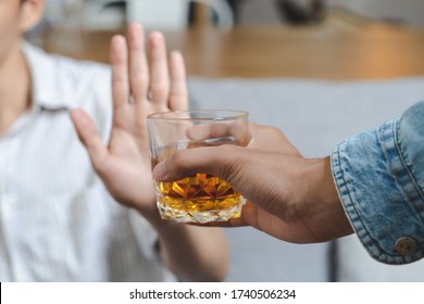 Stoppt das Alkoholkonzept. Die Person weigert sich, Alkohol zu trinken.