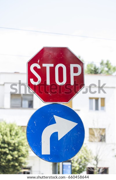 Stop and\
mandatory to the right traffic\
sign