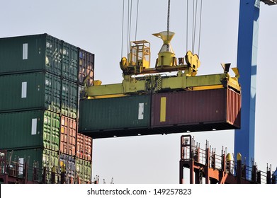 Storage Of A Container On The Cargo Liner