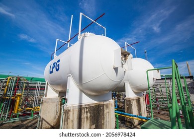 Storage two of gas LPG in the horizontal white tank's blue sky.