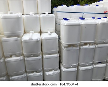 Storage Of White Plastics Gallon,20-25 Liters,for Container Liquid Chemistry, Water,syrup,ingredient For Cosmetic Or Food,for Used In Industry.Industry Waste,recycling Plants.