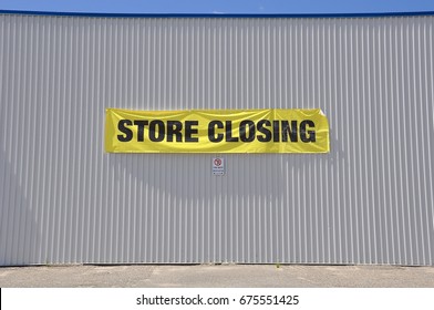 Store Closing Sign On The Concrete Wall