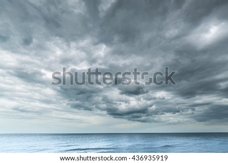storm clouds above the sea, thunderstorm clouds over the ocean