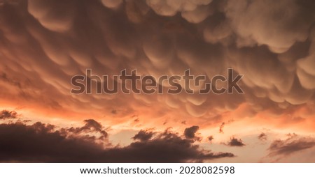 Storm formation with mammatus clouds.