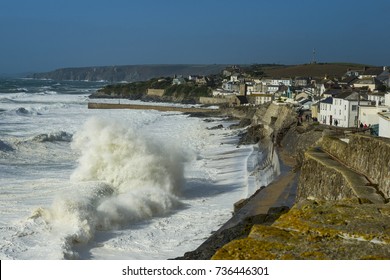 Storm Ophelia, 16/10/2017 Cornwall, UK. Storm Ophelia batters Porthleven on the Cornish coastline as the tide flooded in.