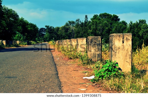 Straight paths and dividers are lined up\
neatly. street\
photography
