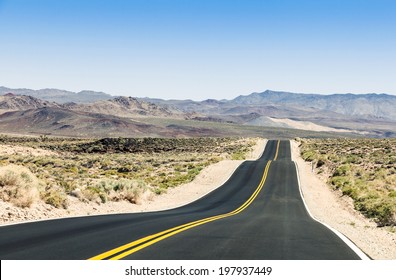 Straße zwischen Hügeln in der Wüste