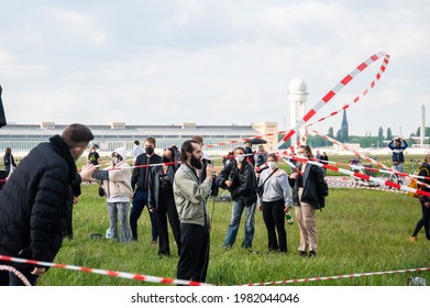 Straight Thinkers Organized A Rave On The Tempelhofer Feld On The 29.05.21 In Berlin. For This They Have Developed A Protection Concept.