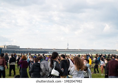 Straight Thinkers Organized A Rave On The Tempelhofer Feld On The 29.05.21 In Berlin. For This They Have Developed A Protection Concept.