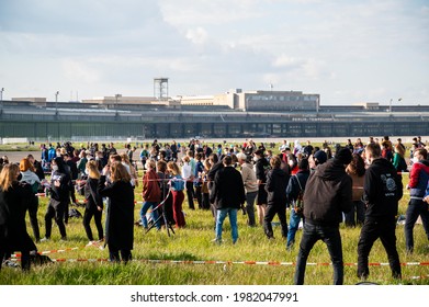 Straight Thinkers Organized A Rave On The Tempelhofer Feld On The 29.05.21 In Berlin. For This They Have Developed A Protection Concept.