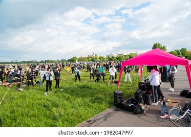 Straight Thinkers Organized A Rave On The Tempelhofer Feld On The 29.05.21 In Berlin. For This They Have Developed A Protection Concept.