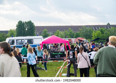 Straight Thinkers Organized A Rave On The Tempelhofer Feld On The 29.05.21 In Berlin. For This They Have Developed A Protection Concept.