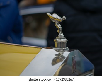 Stratford Upon Avon Warwickshire England UK 5th May 2019 Close Up Of Rolls Royce Silver Lady Satuette Marque On Yellow Vintage Model