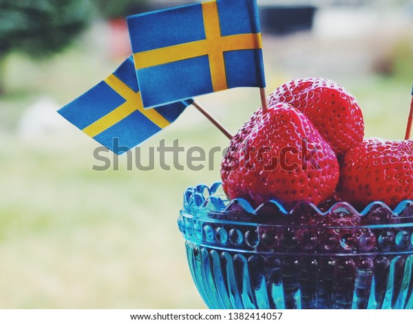 スウェーデンの国旗のイチゴ スウェーデン国民の日又は真夏の祝日 の写真素材 今すぐ編集