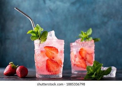 strawberry alcoholic cocktail with fresh mint, close-up