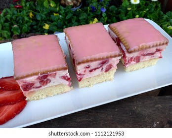 Strawberry cake with mascarpone and biscuits