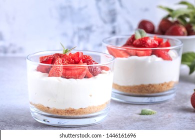 Strawberry Cheesecake Breakfast Parfait Pudding . Easy No-Bake Cheesecake Parfaits. Fresh Berries With Mascarpone Cream.