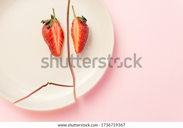 Strawberry cut in half in a broken plate. image\
explaining the dish and table\
layout