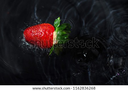 Frische Himbeeren in einem kleinen Metalleimer