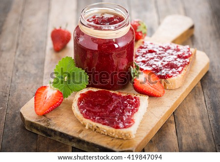 Strawberry jam on the bread 商業照片 © 