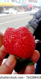 Strawberry, large size, fresh fruit and red skin are very delicious.