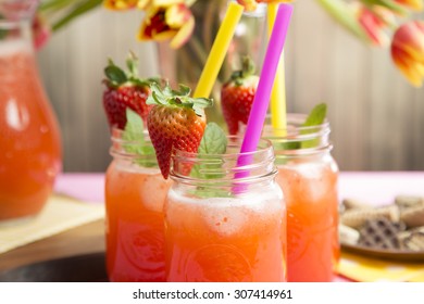 Strawberry Lemonade with cookies 