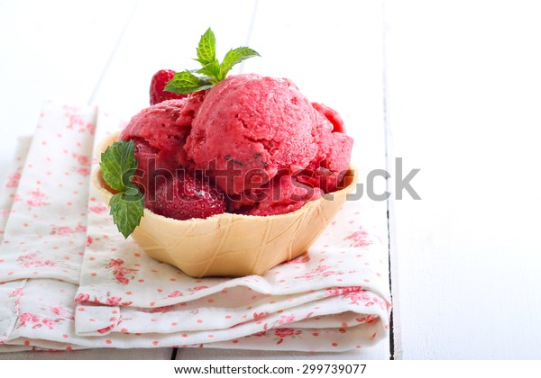 Strawberry and mint\
ice cream, selective\
focus