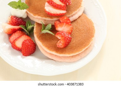 strawberry and pan cake sandwich for spring food image