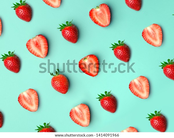 イチゴ 色の背景にイチゴのパターン の写真素材 今すぐ編集