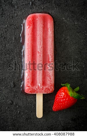 Foto Bild Erdbeer-Popsicle auf schwarzem Stein