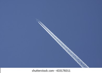 streak in the sky, stretching a plane