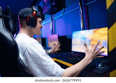 Игрок Streamer Angry, играющий в компьютерные игры, кричит и ломает клавиатуру после поражения в онлайн-игре.